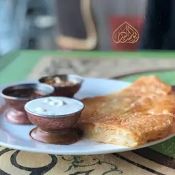 فطيرة مع العسل والقشطة والمكسرات
