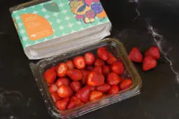 قطع فراولة