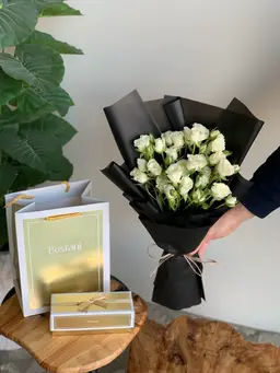 White baby rose with Bostani chocolate