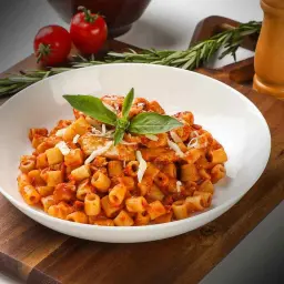 مكرونة بالصوص الأحمر
