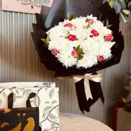 شوكولاتة أنوش مع باقة ورد طبيعي