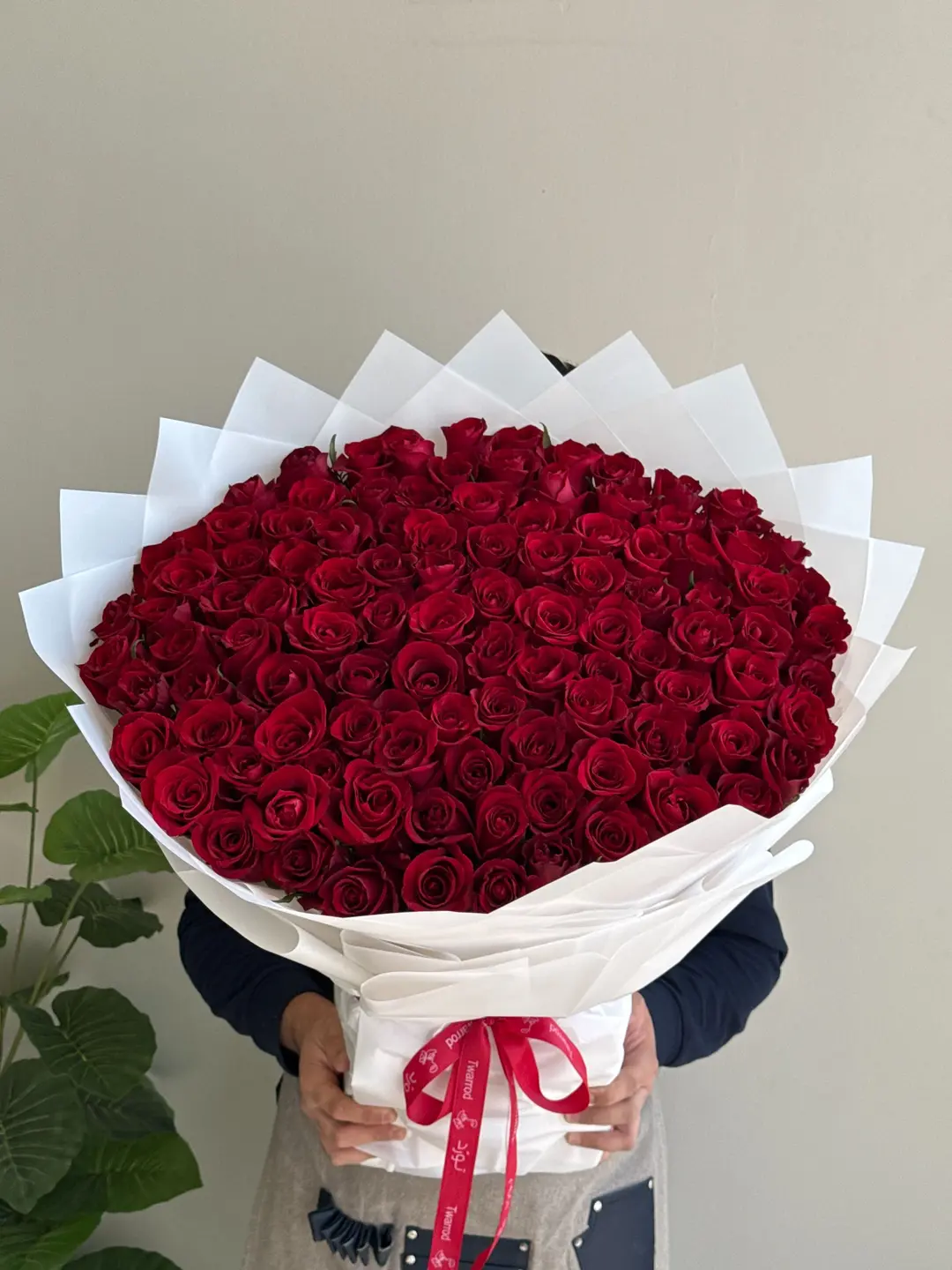 Luxurious bouquet of roses