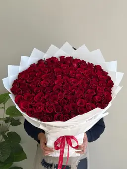 Luxurious bouquet of roses