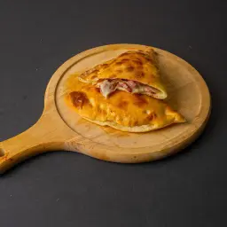 فطيرة نقانق بالجبن