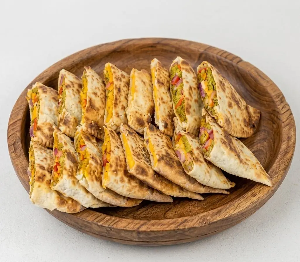 صحن فطائر مشكلة نص دجاج - نص فلافل