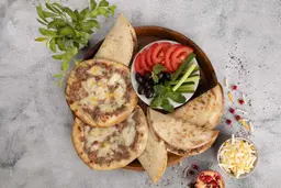 ميني مناقيش لحم بعجين وجبنة