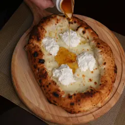بيتزا بوراتا بالعسل