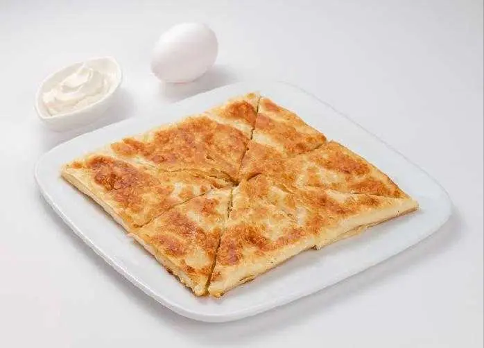 فطيرة جبنة بيضاء زيتون