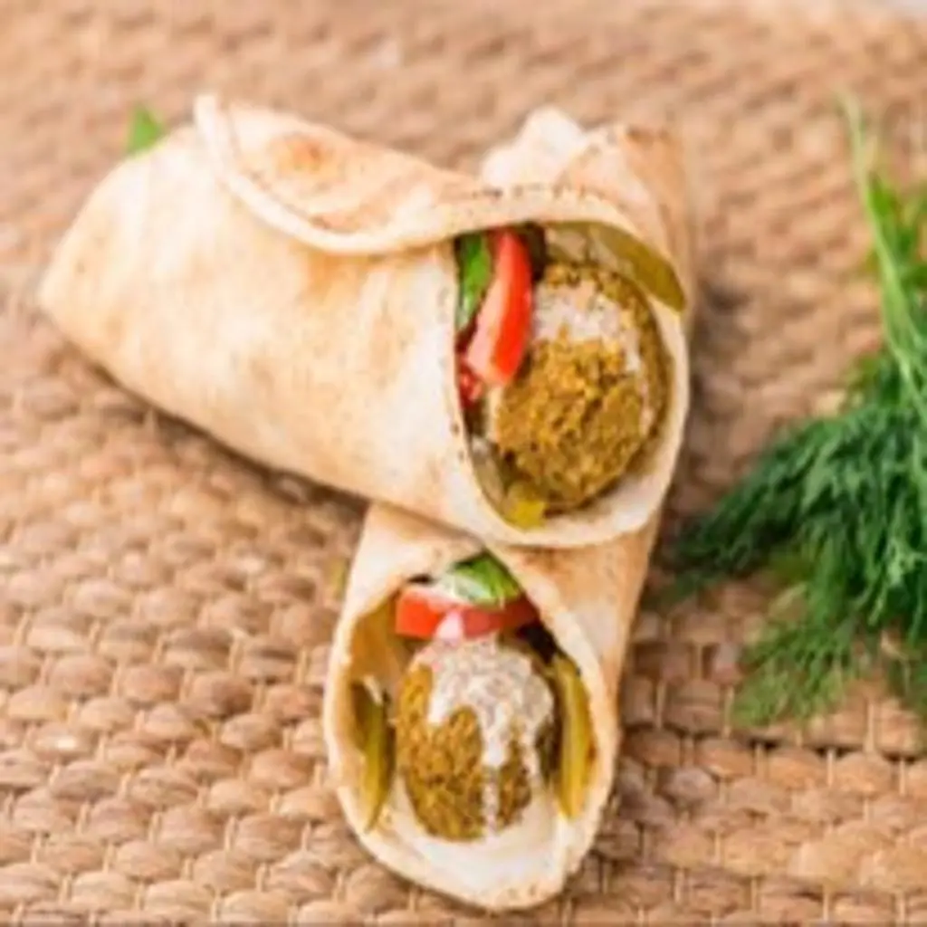 ساندويتش فلافل مع البيض والحمص