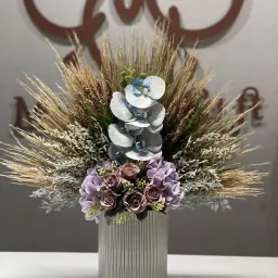 ورد صناعي مع قاعدة خشب