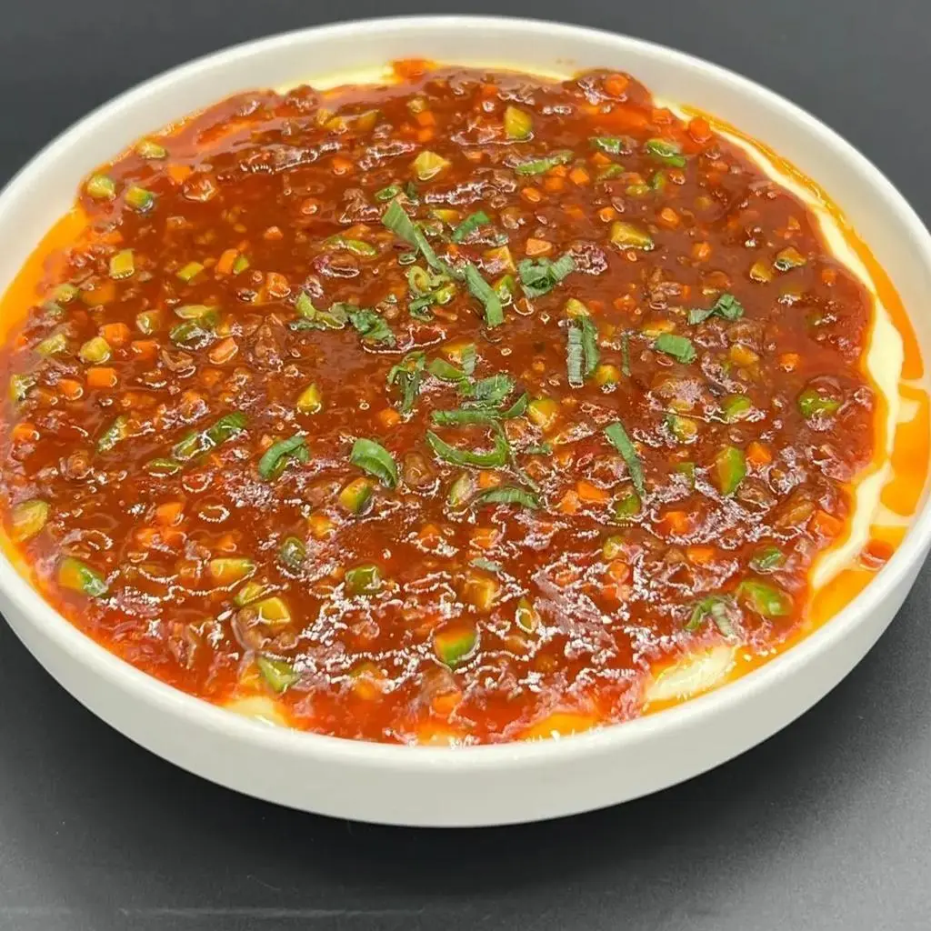 بيض مطهو على البخار مع لحم بقري مفروم