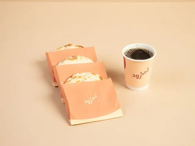 3 فطائر وكوب شاي
