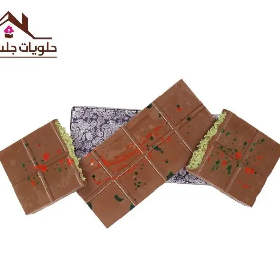 3 قطع من شوكولاتة دبي الهبة بالفستق