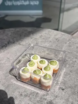 Tiny pistachio Cheesecake the size of the piece 2 cm * 2 cm