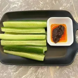 خيار مع صلصة حارة