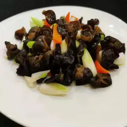 فطر أسود مقلي مع البصل الأخضر