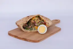 سندوتش فلافل مشكل بالبيض