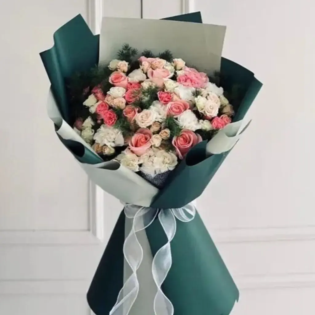 باقة ورد جوري وبيبي روز مكس مع تغليف أخضر