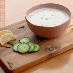 سلطة خيار باللبن