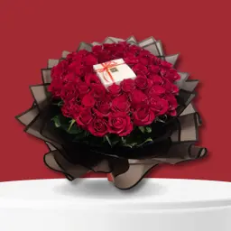Bouquet of roses with chocolate