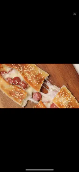 فطيرة نقانق بالجبن