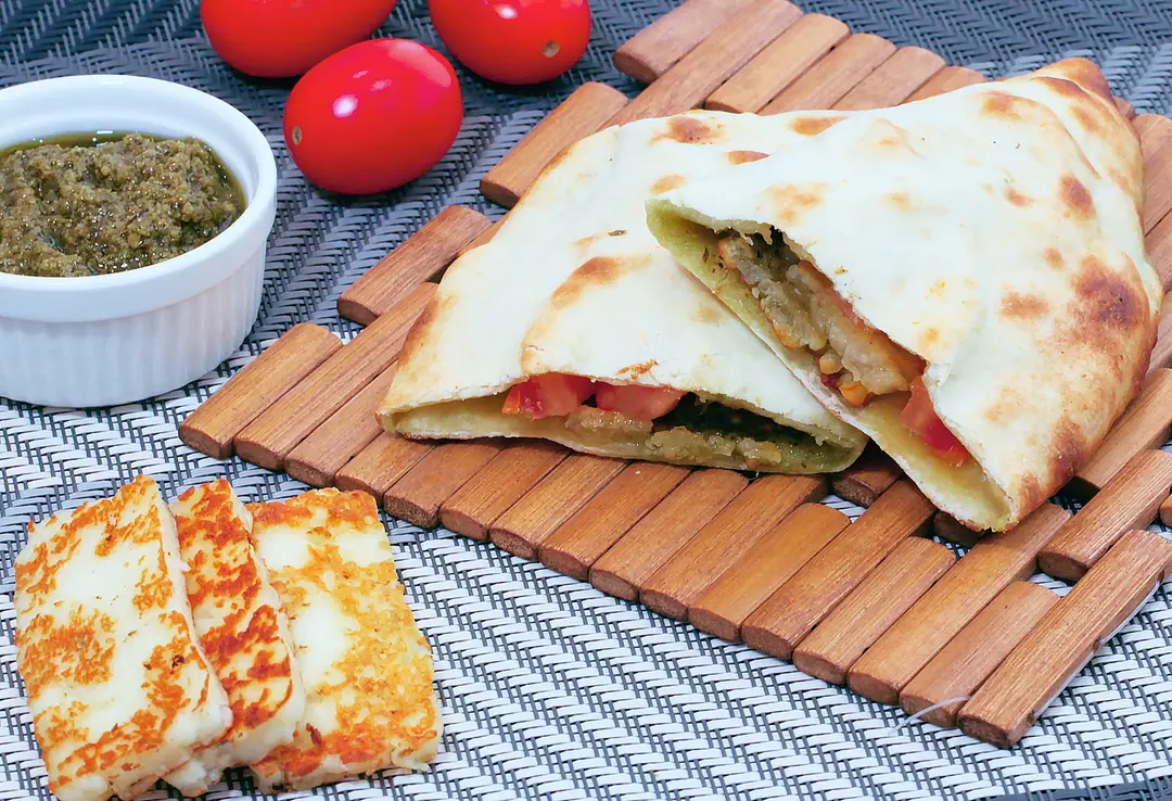 Grilled halloumi pie with pesto