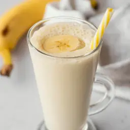 سموذي حليب موز - وسط