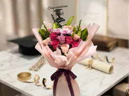 بوكيه وردي مع تغريسة التخرج
