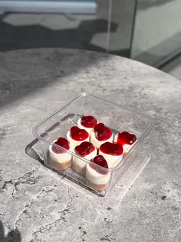 Tiny pomegranate Cheesecake the size of the piece 2 cm * 2 cm