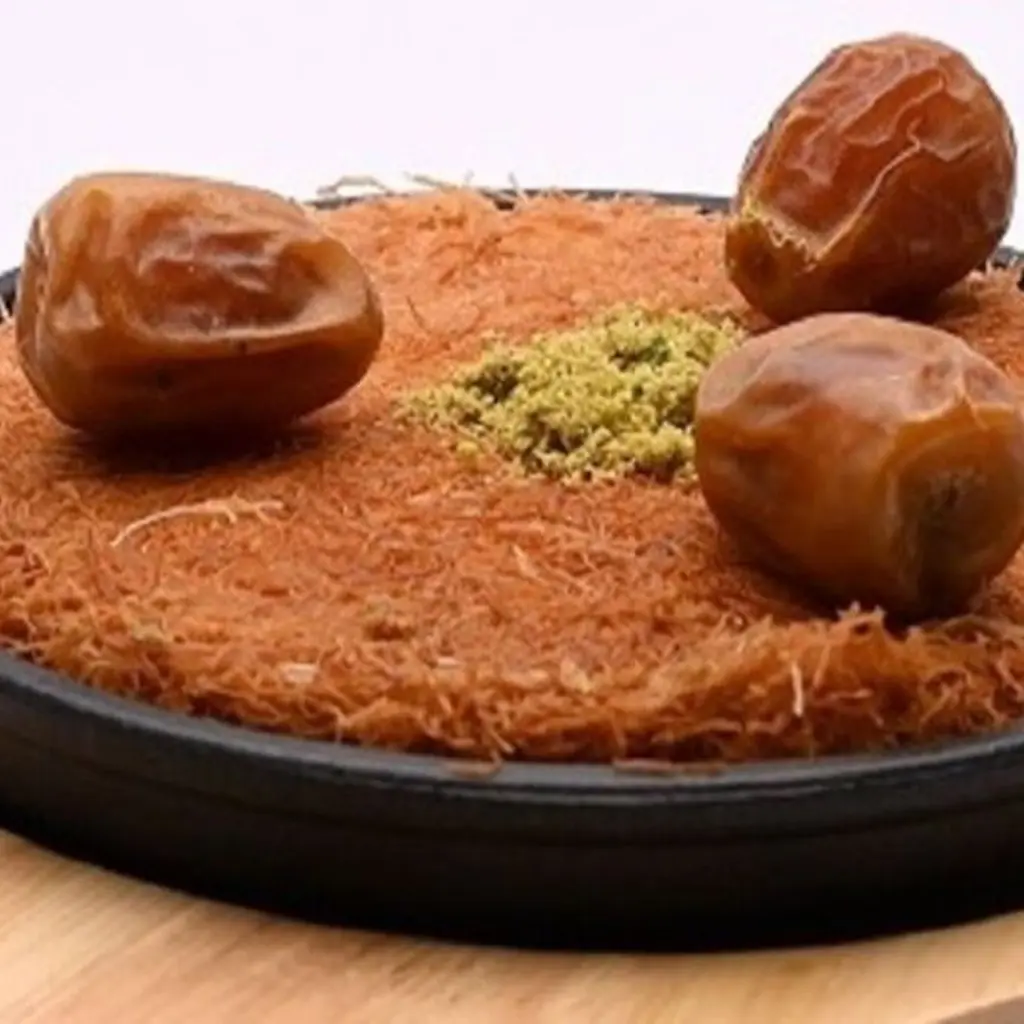 تمر بالقشطة العيلة