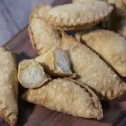 سمبوسة بف جبن عكاوي