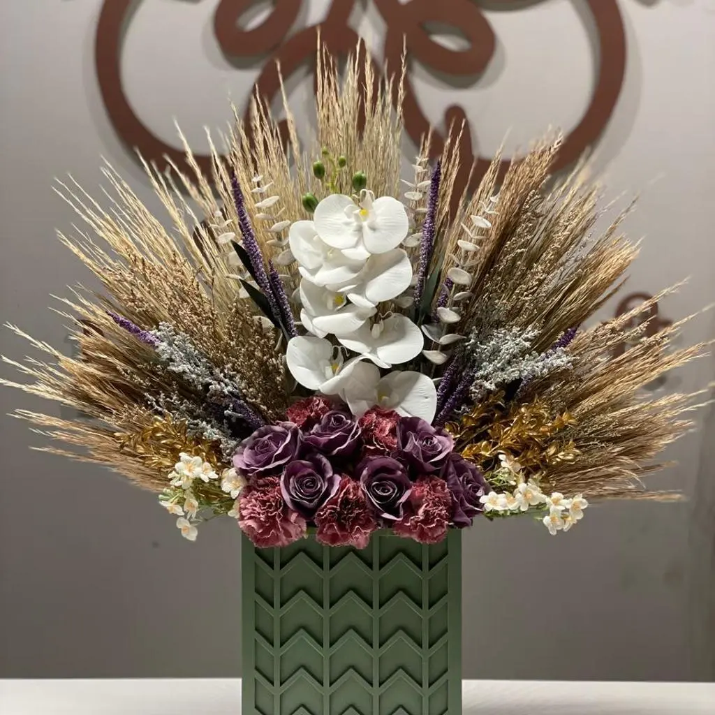 ورد صناعي مع قاعدة خشب
