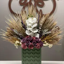 ورد صناعي مع قاعدة خشب