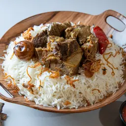 مكتوم حاشي مع رز شعبي