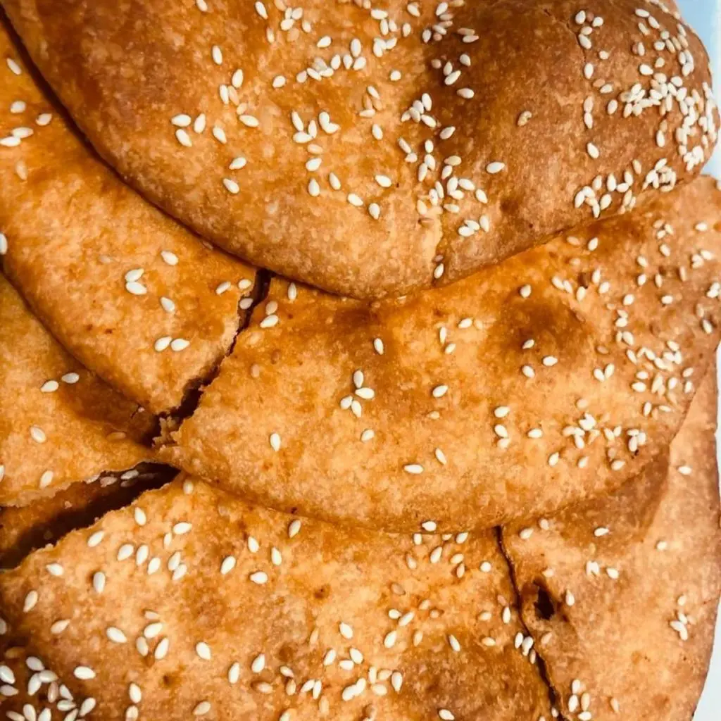 شابورة مالح بالسمسم