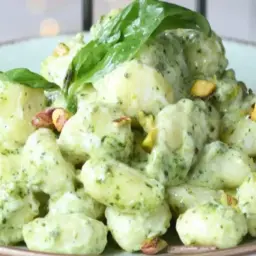 مكرونة النيوكي بصلصة البيستو