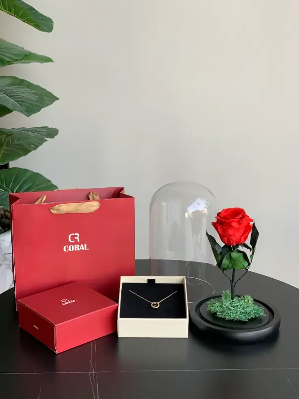 Everlasting rose with chain