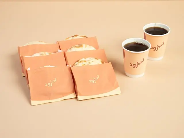 6 فطائر وكوبين شاي