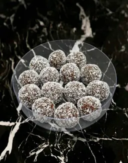 علبة كرات تمر بالطحينة و جوزالهند