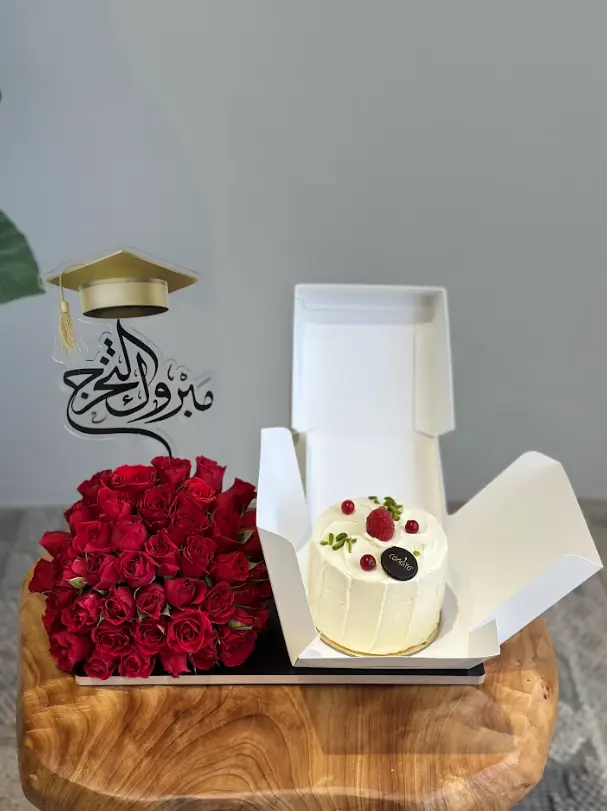 قاعدة كيك تخرج احمر