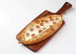 فطيرة نقانق وجبن سائل