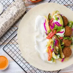 ساندويتش فلافل مشكل بالجبن
