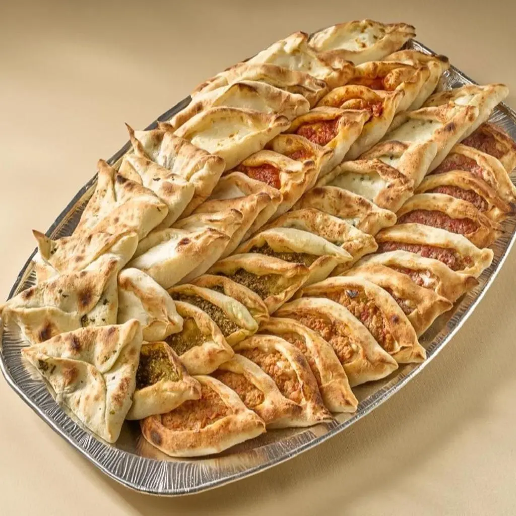 صحن معجنات مشكل وسط