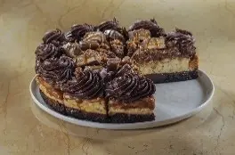 تشيزكيك الشوكولاتة والكراميل المصنوع من سنيكرز®