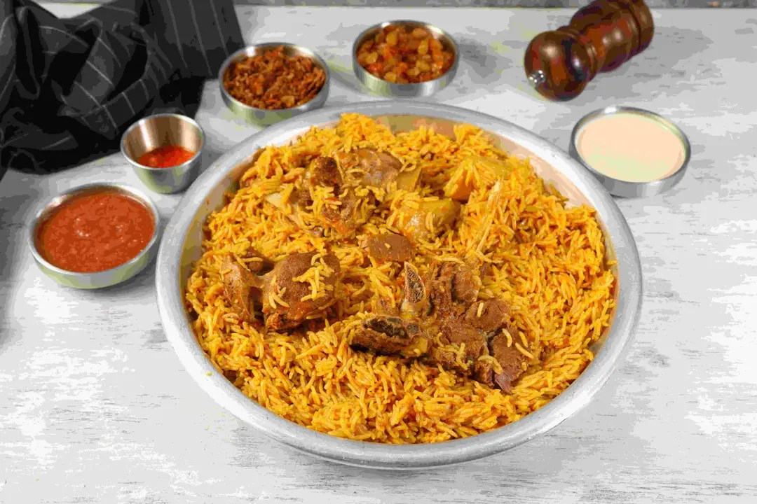 حاشي احمر