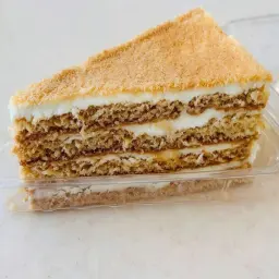 قطعة مثلث كيكة العسل