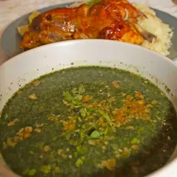 ملوخية مع أرز ونصف دجاجة
