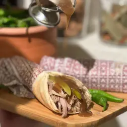 ساندويتش خروف غوزي