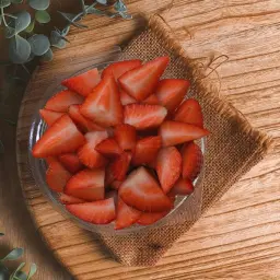 قطع فراولة