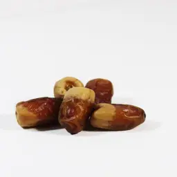 تمر صقعي باللوز
